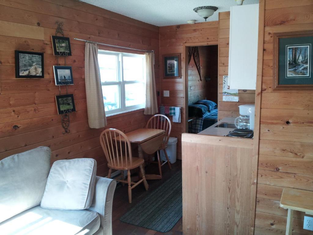 Steamboat Mountain Chalets Hotel Spillimacheen Room photo