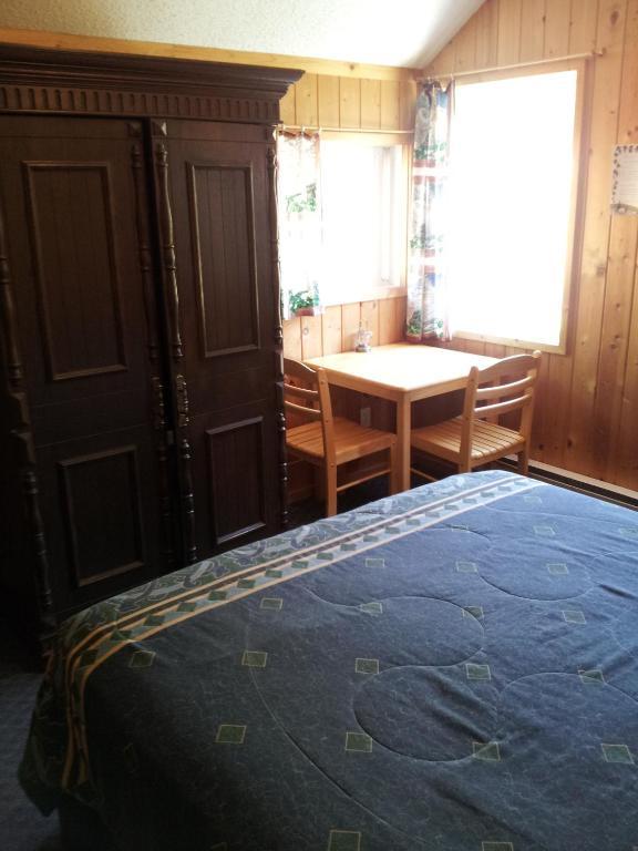 Steamboat Mountain Chalets Hotel Spillimacheen Room photo