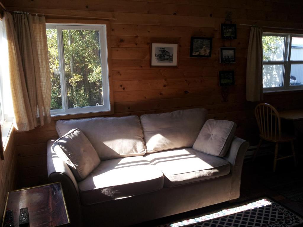Steamboat Mountain Chalets Hotel Spillimacheen Room photo