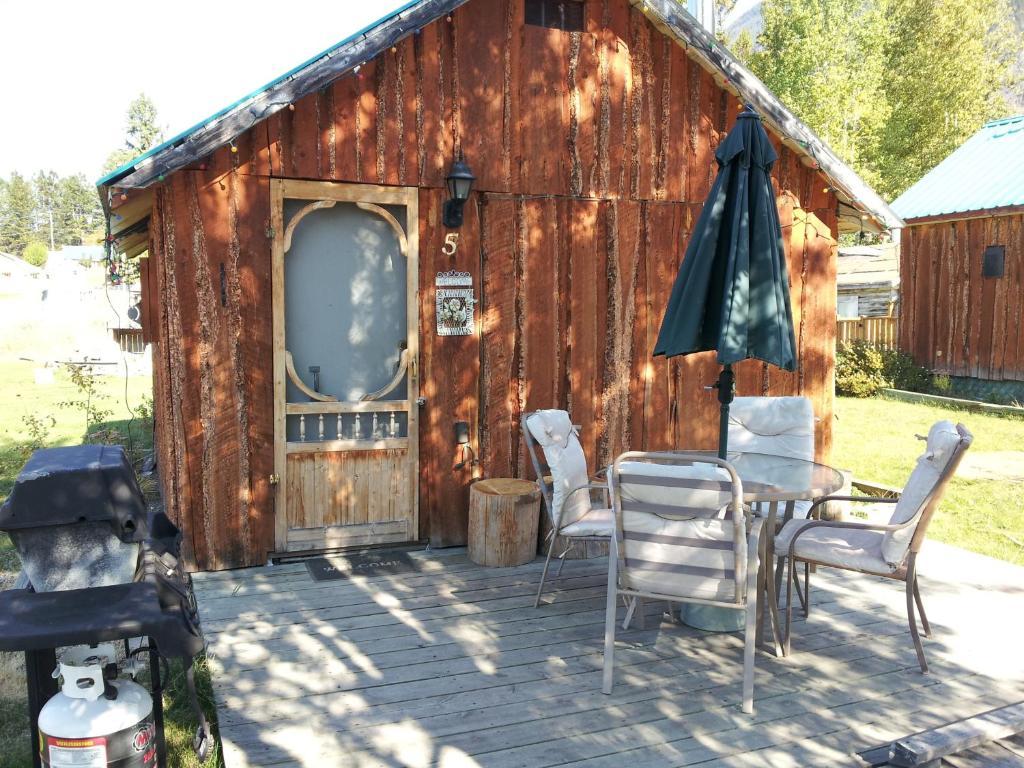 Steamboat Mountain Chalets Hotel Spillimacheen Exterior photo