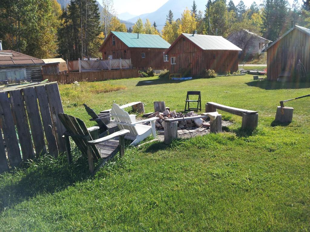 Steamboat Mountain Chalets Hotel Spillimacheen Exterior photo