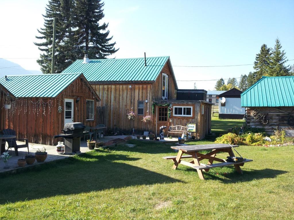Steamboat Mountain Chalets Hotel Spillimacheen Exterior photo