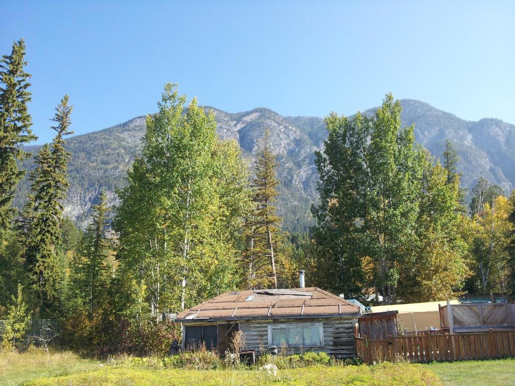 Steamboat Mountain Chalets Hotel Spillimacheen Exterior photo