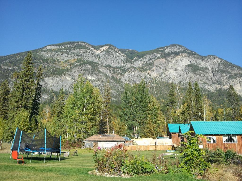Steamboat Mountain Chalets Hotel Spillimacheen Exterior photo